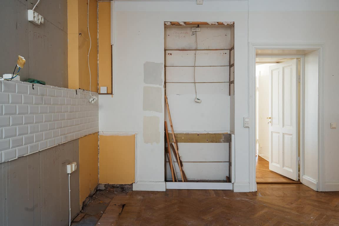 Bild på pågående totalrenovering av lägenhet på Östermalm
